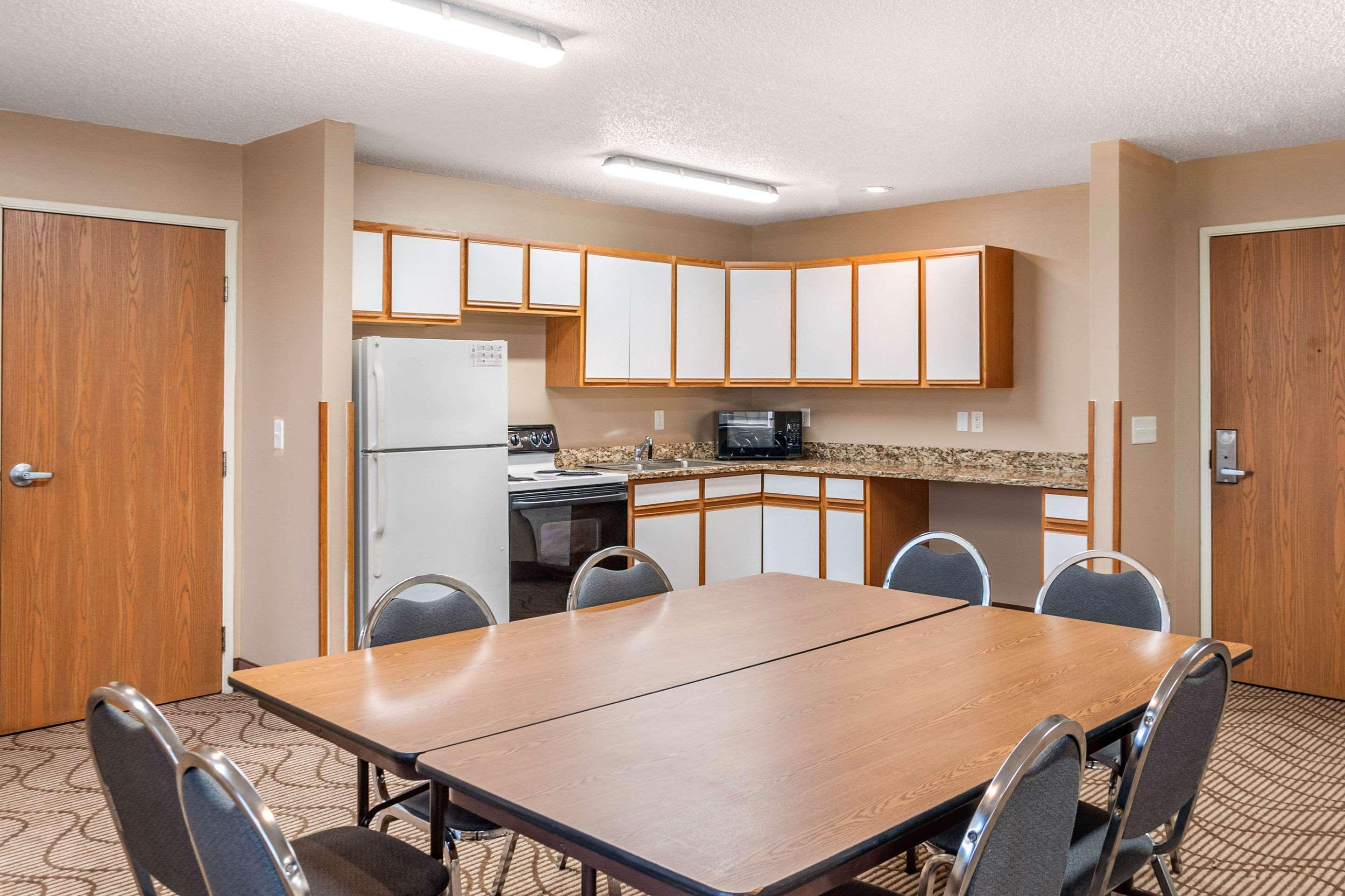 Mainstay Suites Dubuque At Hwy 20 Экстерьер фото