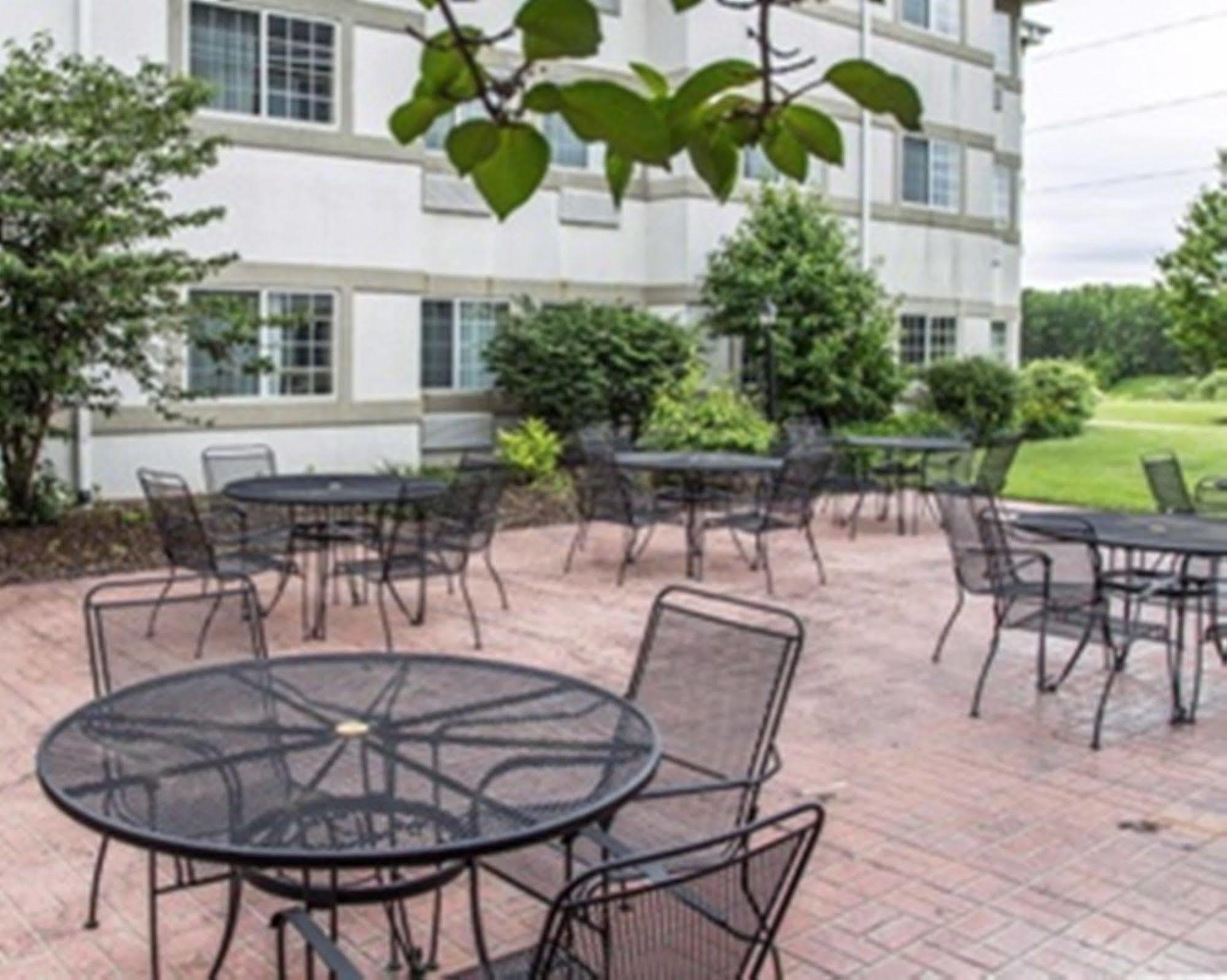 Mainstay Suites Dubuque At Hwy 20 Экстерьер фото